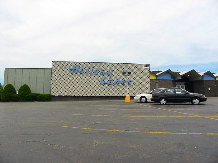 Spare Time Entertainment Center (Holiday Lanes) - 2002 Photo (newer photo)
